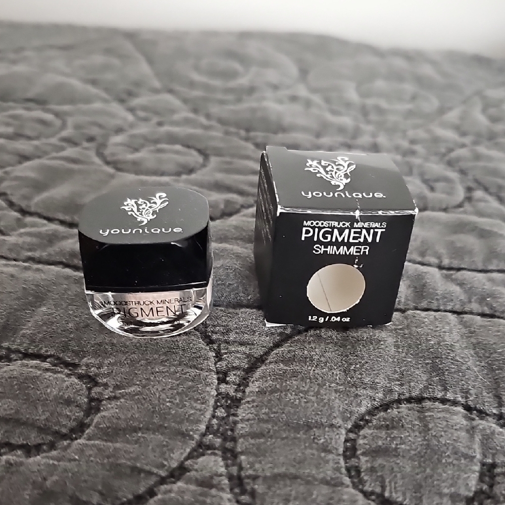 Younique Moodstruck Minerals Pigment Shimmer in Black and Silver